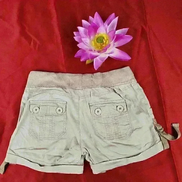 Authentic Petite Women Shorts Size 4P Beig… - Picture 2 of 8